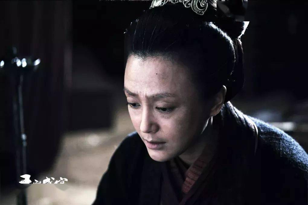 泼艺人冷水?被陆川狠心抛弃,自爆为演戏打瘦脸针!“白月光”秦岚化身“黑莲花”复仇
