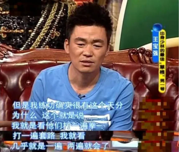 王宝强返少林寺与僧人合影,苍老消瘦令人心疼,坦言常被师父打