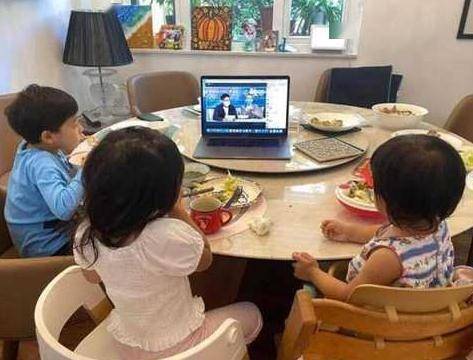 霍启刚带儿女出行,74岁霍正霆罕见现身,三代同堂太幸福