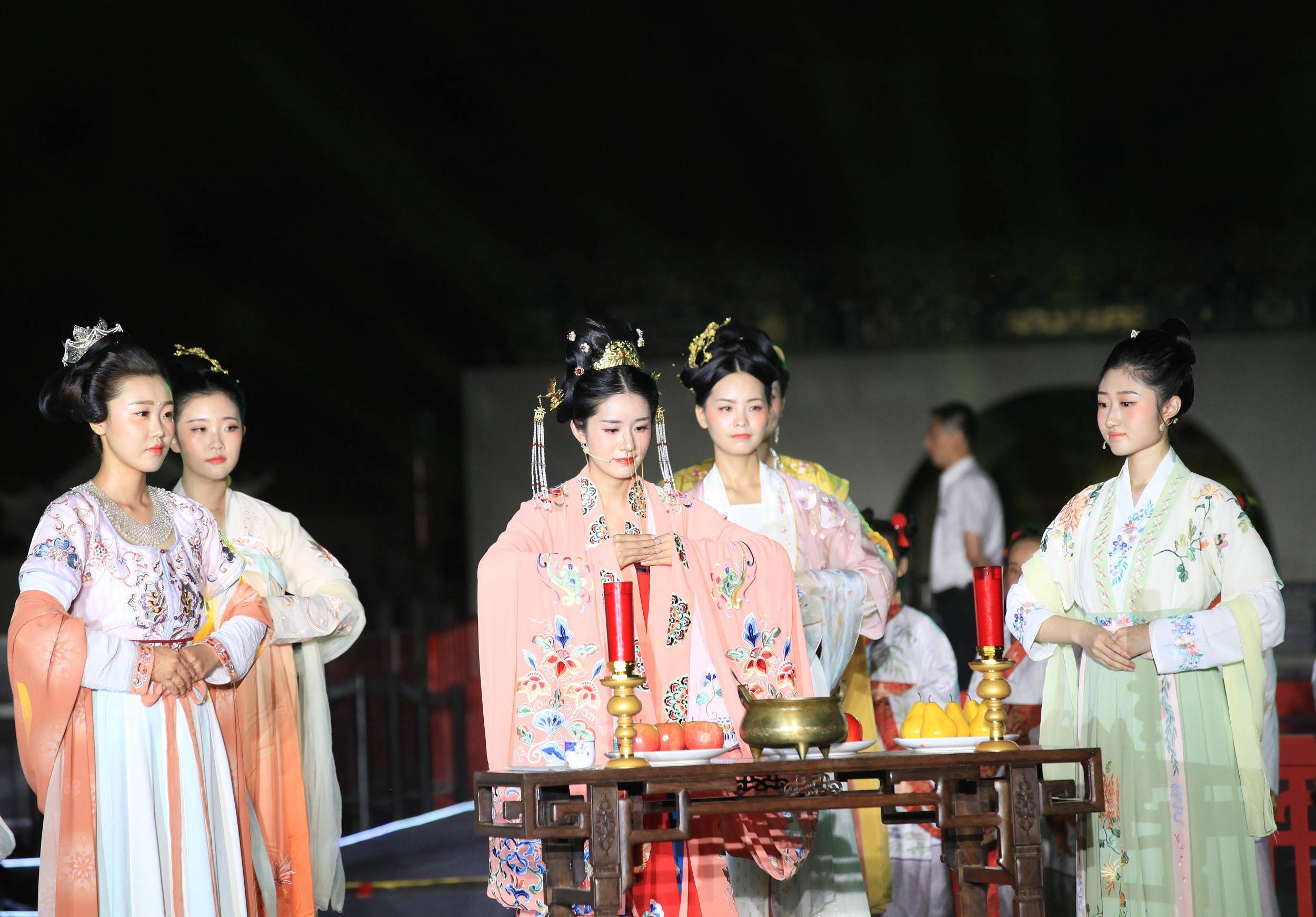 中秋起源于何时,团圆赏月何时成为民俗节日