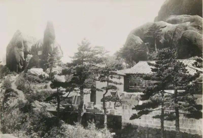 北京华艺2020秋拍|三到黄山绝顶人——张大千青绿山水《黄山文殊院》