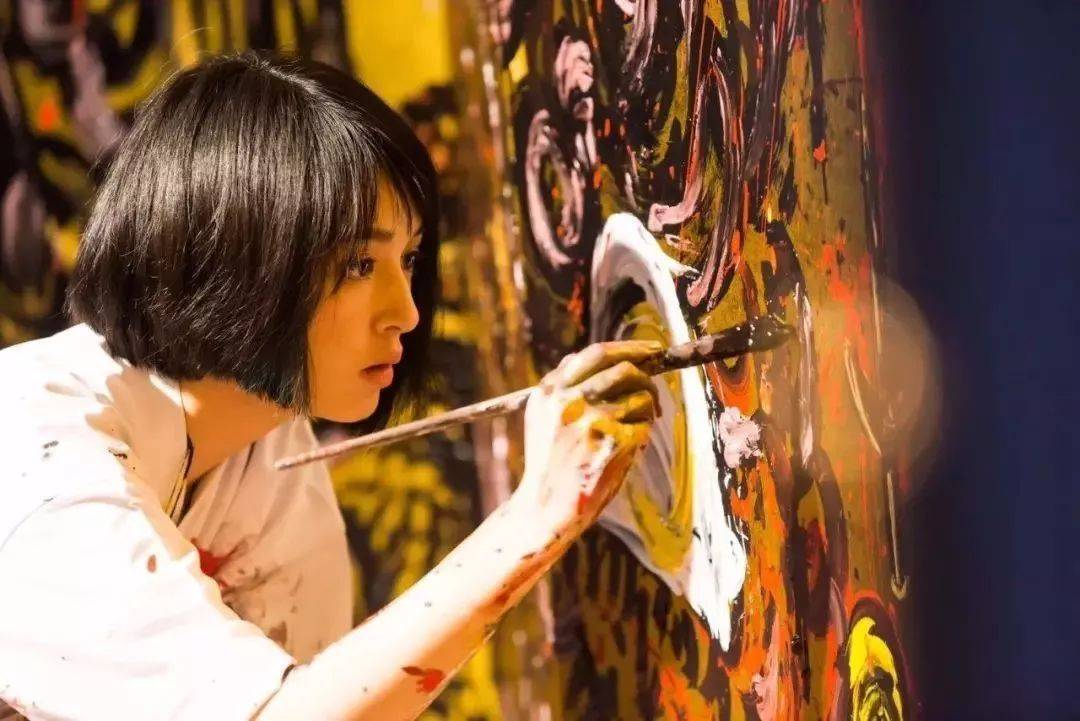 狂野少女”绘画堪比毕加索,8亿人看她作画,作品震惊整个国际画坛
