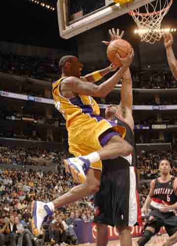 (03/17)科比65分导演惊天逆转 湖人主场加时险胜开拓者