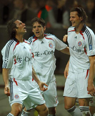 (04/04)欧冠-铁卫梅开二度创奇迹 晚节不保米兰2-2拜仁