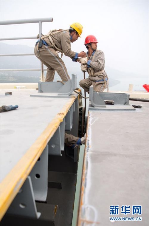 三峡库区最长悬索桥合龙 预计2017年建成通车