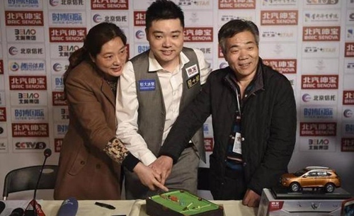 丁俊晖全家福曝光14年娶妻 英国购400平米别墅
