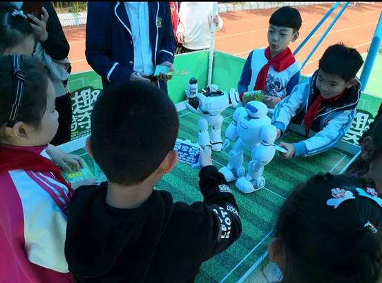 足球教学训练展示 茗日之星无锡趣味积分赛举行