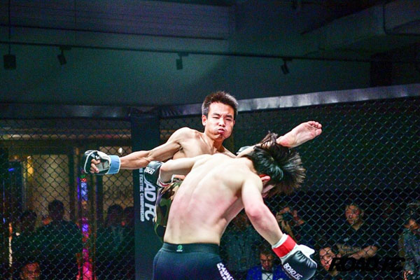 路德FC拳馆赛打响 北大博士笼中叫板散打冠军