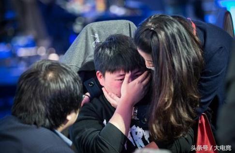 Rookie输比赛哭了 盘点那些年被打哭的职业选手