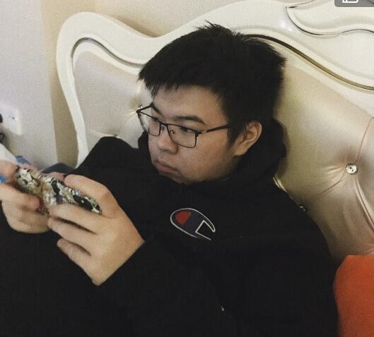 绝地求生韦神决赛圈1V4吃鸡 解说直呼GodV牛皮