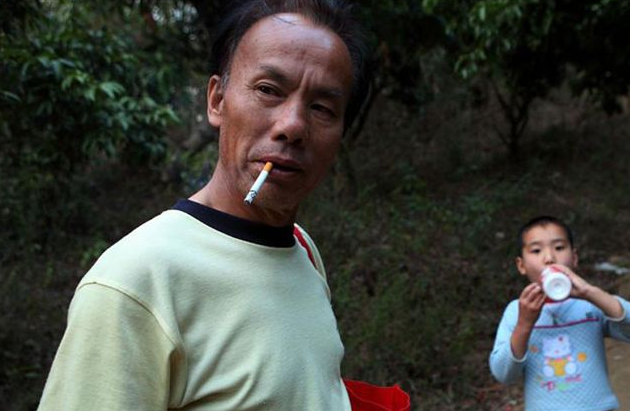 深男子自称昔日百万富翁 携子深山流浪两年
