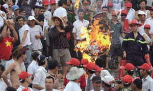 德尼尔森未能如期亮相越南联赛 球迷愤然放火