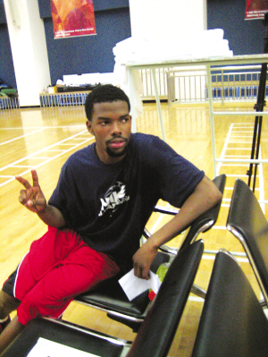 布鲁克斯来华指导小球员 一对一投篮不中羞红脸