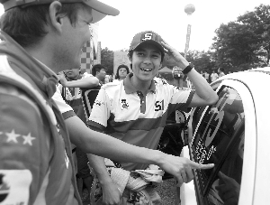 江宁拉力赛发车 逮不到韩寒粉丝竟和车合影(图)