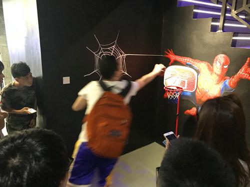 深圳首日处女秀新秀推前浪