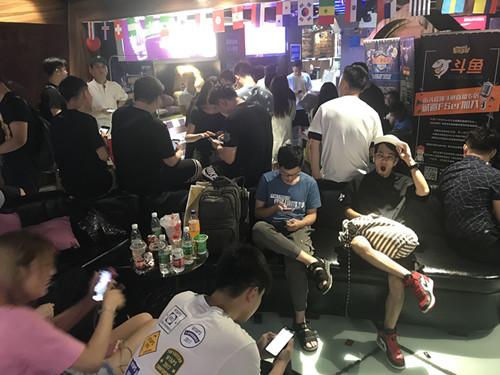 武汉斗鱼站还愿 魔力鸭终获地区赛冠军