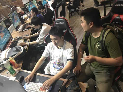 武汉斗鱼站还愿 魔力鸭终获地区赛冠军