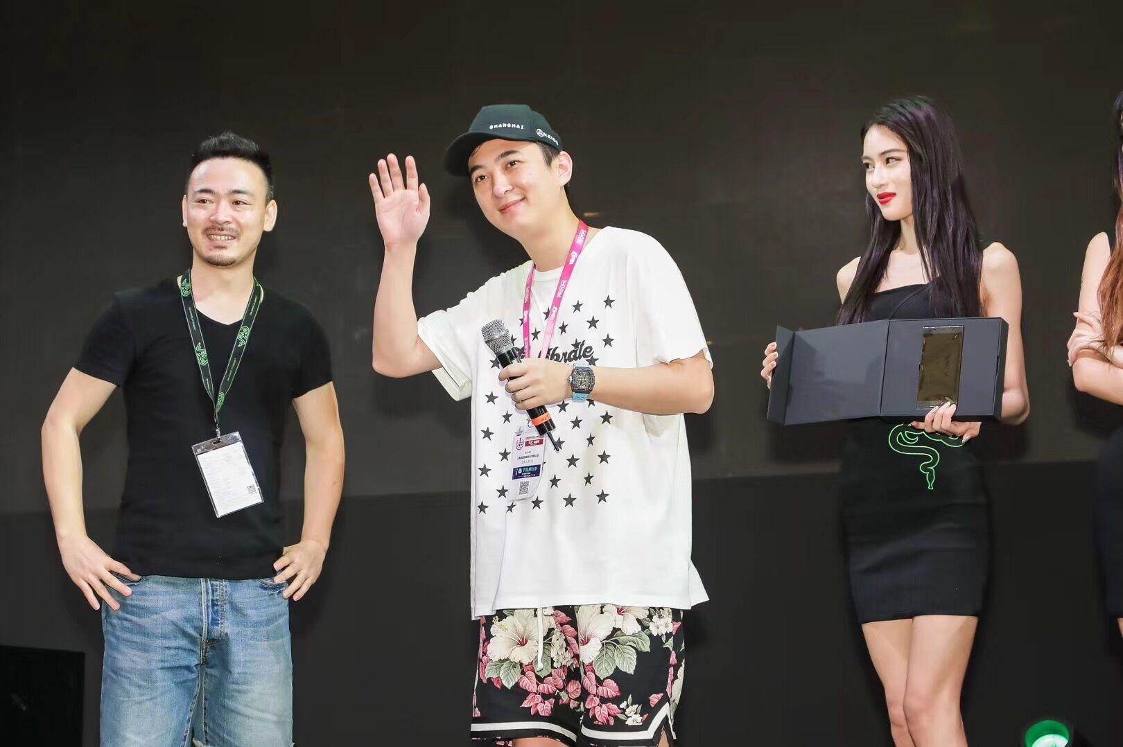 王校长助阵 FSPL职业选手CJ雷蛇展台大秀球技