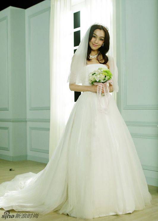 明星新娘示范 根据身型选婚纱