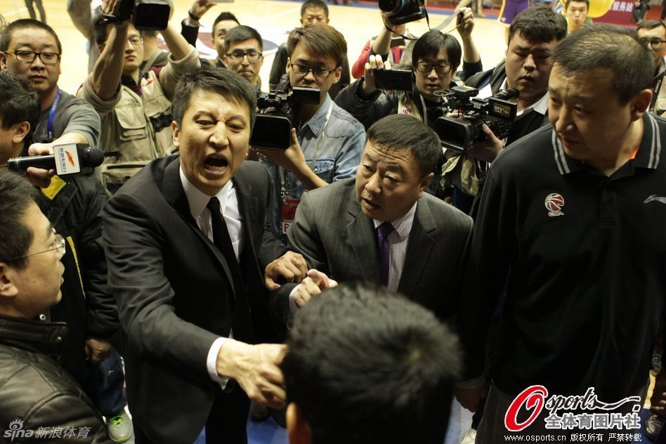 争议判罚 新疆108比106主场险胜辽宁队 郭士强辞职