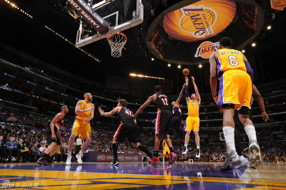 开拓者客场以124-112轻取湖人