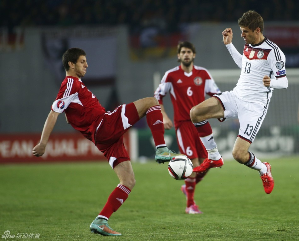 【欧预赛】罗伊斯1球2横梁穆勒破门 德国2-0客胜