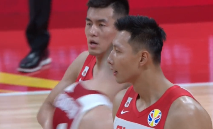 难缠!中国队半场遭反超,还有1大坏消息,易建联质疑判罚