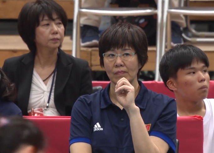 郎导哭了!中国女排11连胜,郎平赛后回应泪水,情商真高