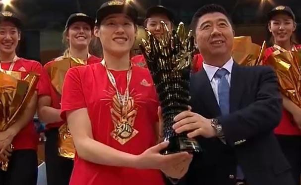 刘晓彤带父母三亚游玩!穿泳装很漂亮,牙齿又白又齐,母亲有气质