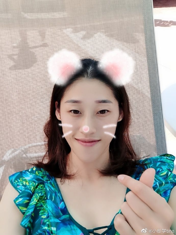刘晓彤带父母三亚游玩!穿泳装很漂亮,牙齿又白又齐,母亲有气质