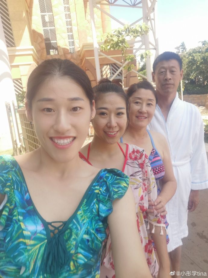 刘晓彤带父母三亚游玩!穿泳装很漂亮,牙齿又白又齐,母亲有气质