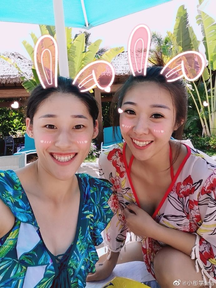 刘晓彤带父母三亚游玩!穿泳装很漂亮,牙齿又白又齐,母亲有气质
