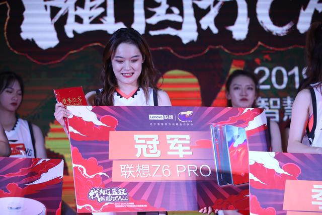 比美女还美 杨鸣任“选美”评委CBA第一帅抢尽风头