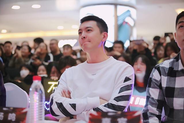比美女还美 杨鸣任“选美”评委CBA第一帅抢尽风头