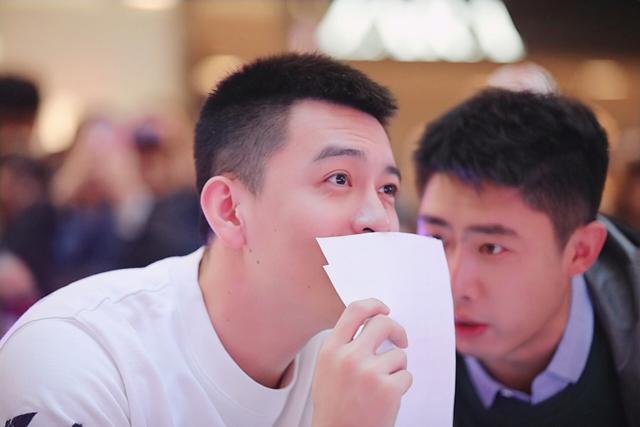 比美女还美 杨鸣任“选美”评委CBA第一帅抢尽风头