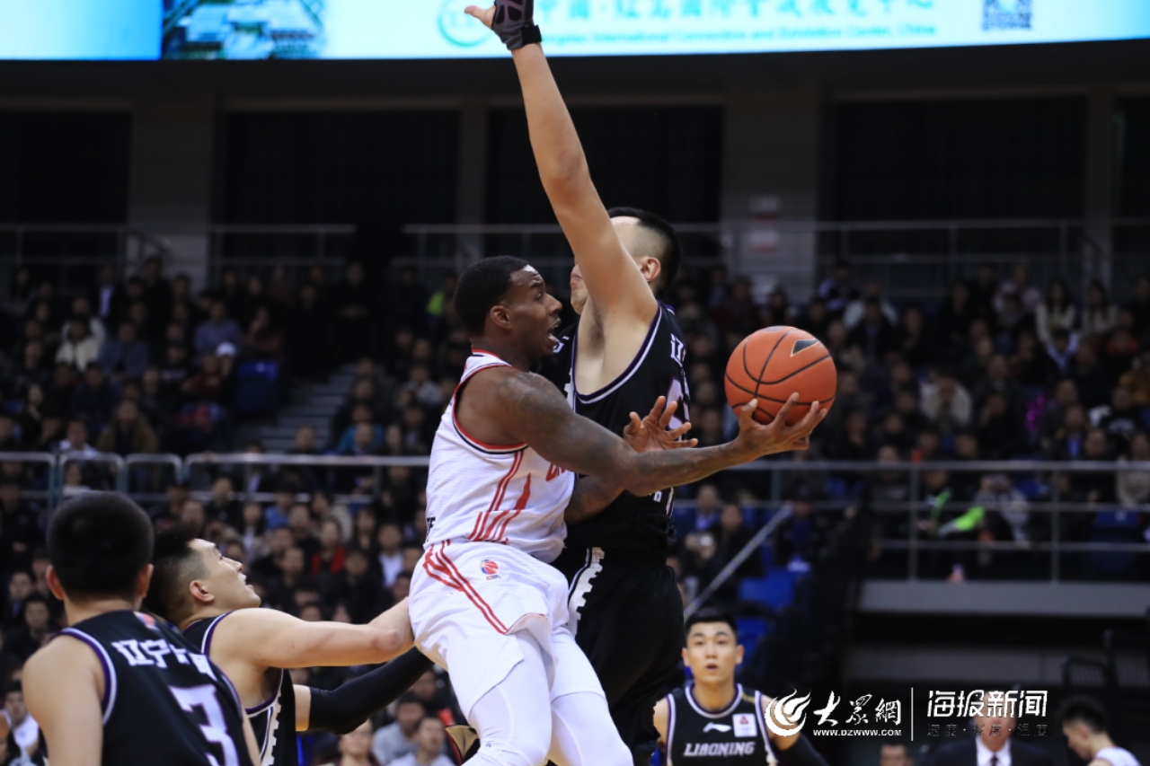 太刺激!亚当斯2.4秒漂移绝杀神似伦纳德 青岛主场擒辽宁喜提三连胜