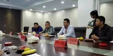 CBA直播疯狂撒野,竖中指、骂人、打教练,他胸口的美国国旗亮了!