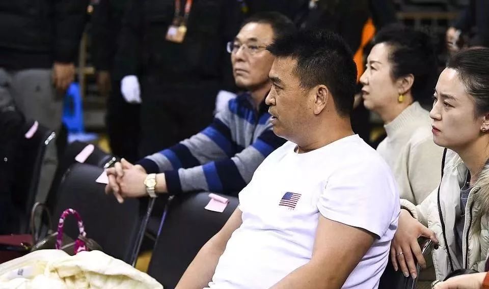 CBA直播疯狂撒野,竖中指、骂人、打教练,他胸口的美国国旗亮了!