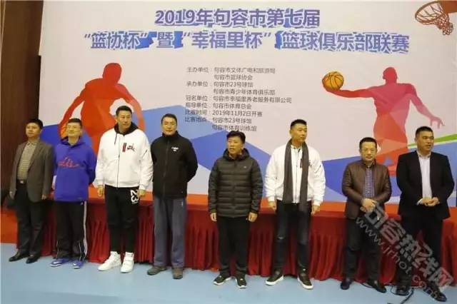 CBA直播疯狂撒野,竖中指、骂人、打教练,他胸口的美国国旗亮了!