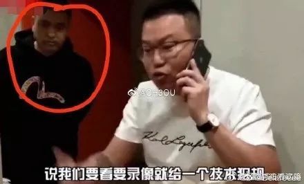 CBA直播疯狂撒野,竖中指、骂人、打教练,他胸口的美国国旗亮了!