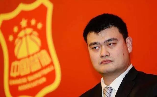 CBA直播疯狂撒野,竖中指、骂人、打教练,他胸口的美国国旗亮了!