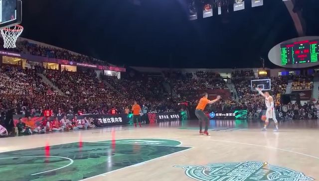 1V1师徒对决杜锋“心软”,曾繁日暴扣得手赢下比赛却还要跳舞