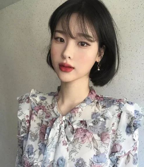 剪短发一定要剪“齐下巴烫”,时髦好看又显脸小,圆脸女生最适合