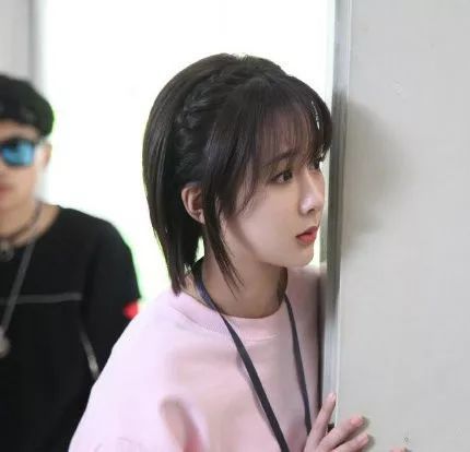 剪短发一定要剪“齐下巴烫”,时髦好看又显脸小,圆脸女生最适合