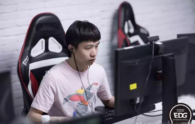 EDG重组左手加盟,小学弟被放弃?网友:小学弟比不上左手?