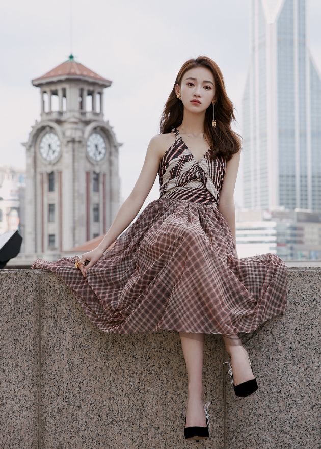 吴谨言这身致敬赫本的造型,还挺别致,娱乐圈就缺这种气质美人