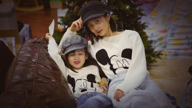 黄磊罕见晒三胎儿子,弟弟在手臂上涂鸦,被爸爸吐槽是“熊孩子”