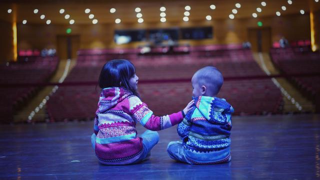 黄磊罕见晒三胎儿子,弟弟在手臂上涂鸦,被爸爸吐槽是“熊孩子”