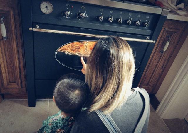 黄磊罕见晒三胎儿子,弟弟在手臂上涂鸦,被爸爸吐槽是“熊孩子”