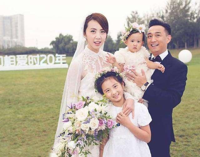 黄磊罕见晒三胎儿子,弟弟在手臂上涂鸦,被爸爸吐槽是“熊孩子”